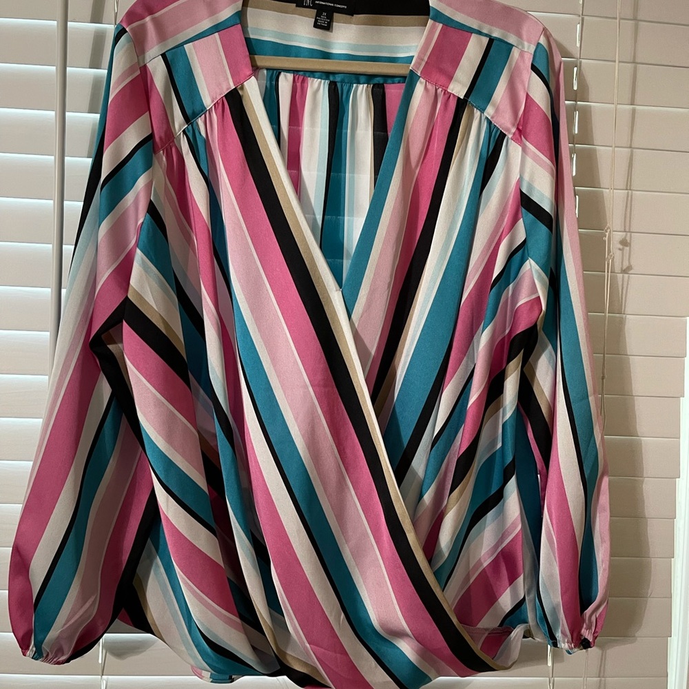 Women’s 2x satin dress blouse. Excellent cond.